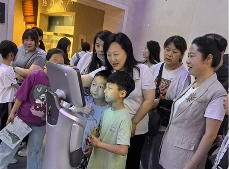 中国旅游日，信阳博物馆机器人讲解员“小博”成新宠